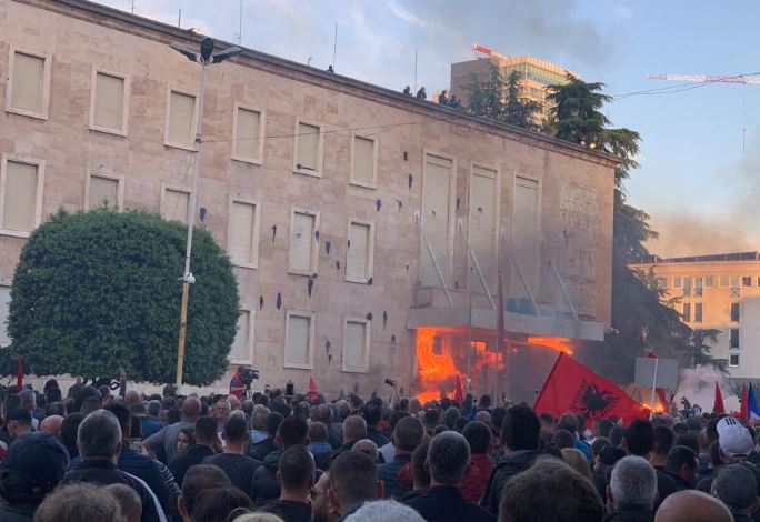 FOTO/Policia fut zjarrfikëse në zyrën e Braçes, hidhet ujë nga dritaret e Kryeministrisë