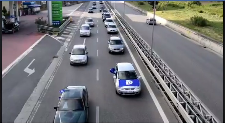 VIDEO/ Varg i madh makinash në autostradë: “Kavaja marshon drejt Tiranës!”