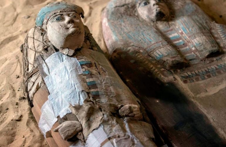 FOTO/Arkeologët egjiptianë zbulojnë në Piramidat e Gizës varrin e lashtë 4500-vjeçar