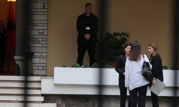 Ja cfarë diskutoi Rama me deputetët, kryeministri largohet ditën e protestës