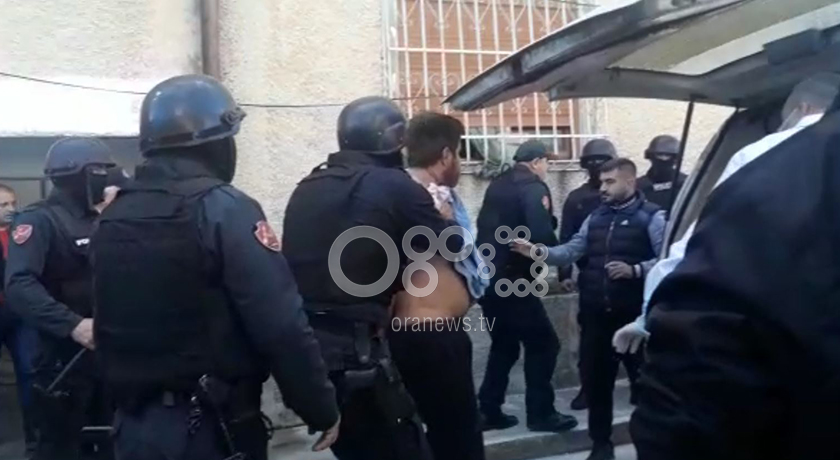 Plagos veten me thikë dhe mbyllet në banesë, nxirret nga policia pas 3 orë negociata