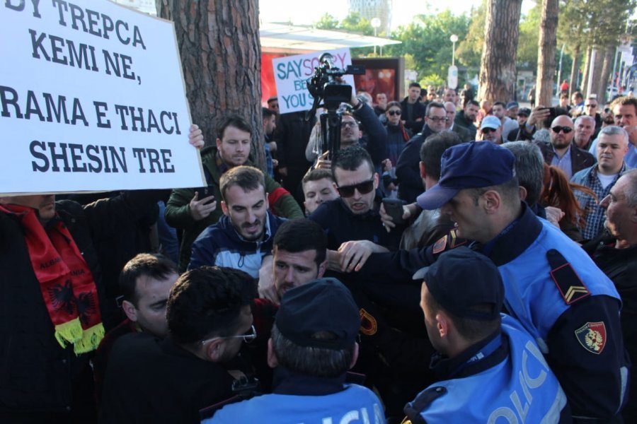 Protesta kundër Vuçiç, tensionohet situata, përplasje mes qytetarëve e policisë