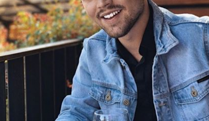 VIDEO/ Këngëtari shqiptar zbulon tradhëtinë e tij gjatë intervistës