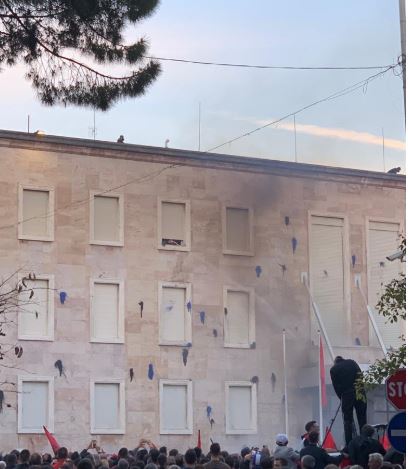 FOTO/Policia fut zjarrfikëse në zyrën e Braçes, hidhet ujë nga dritaret e Kryeministrisë