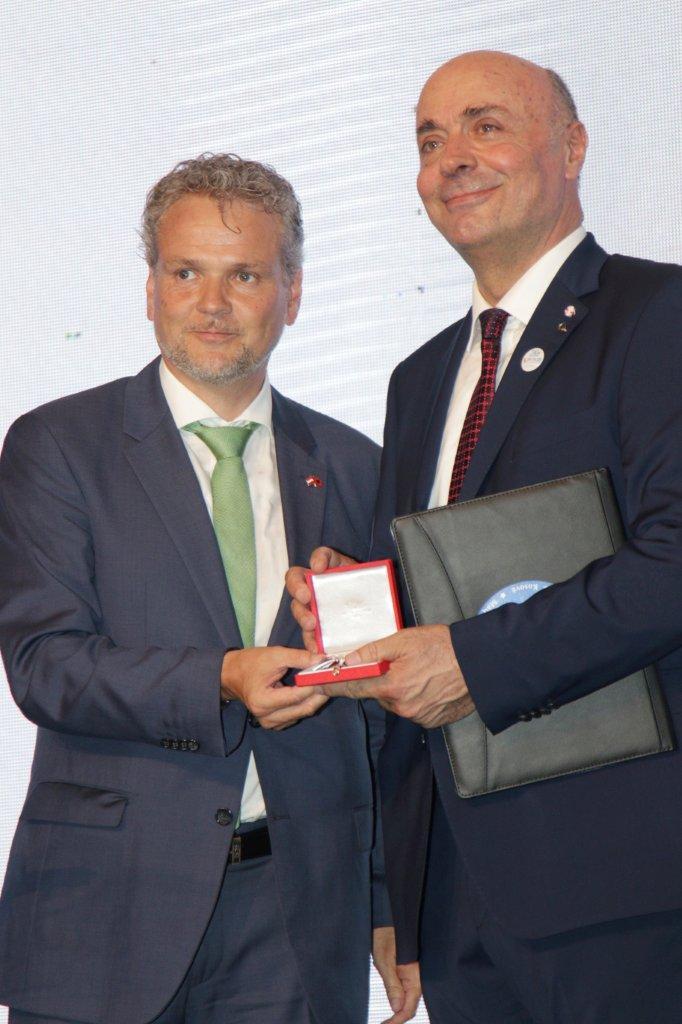 VIDEO/ Presidenti i Austrisë dekoron Avni Ponarin, 20 vjet Sigal në tri shtete