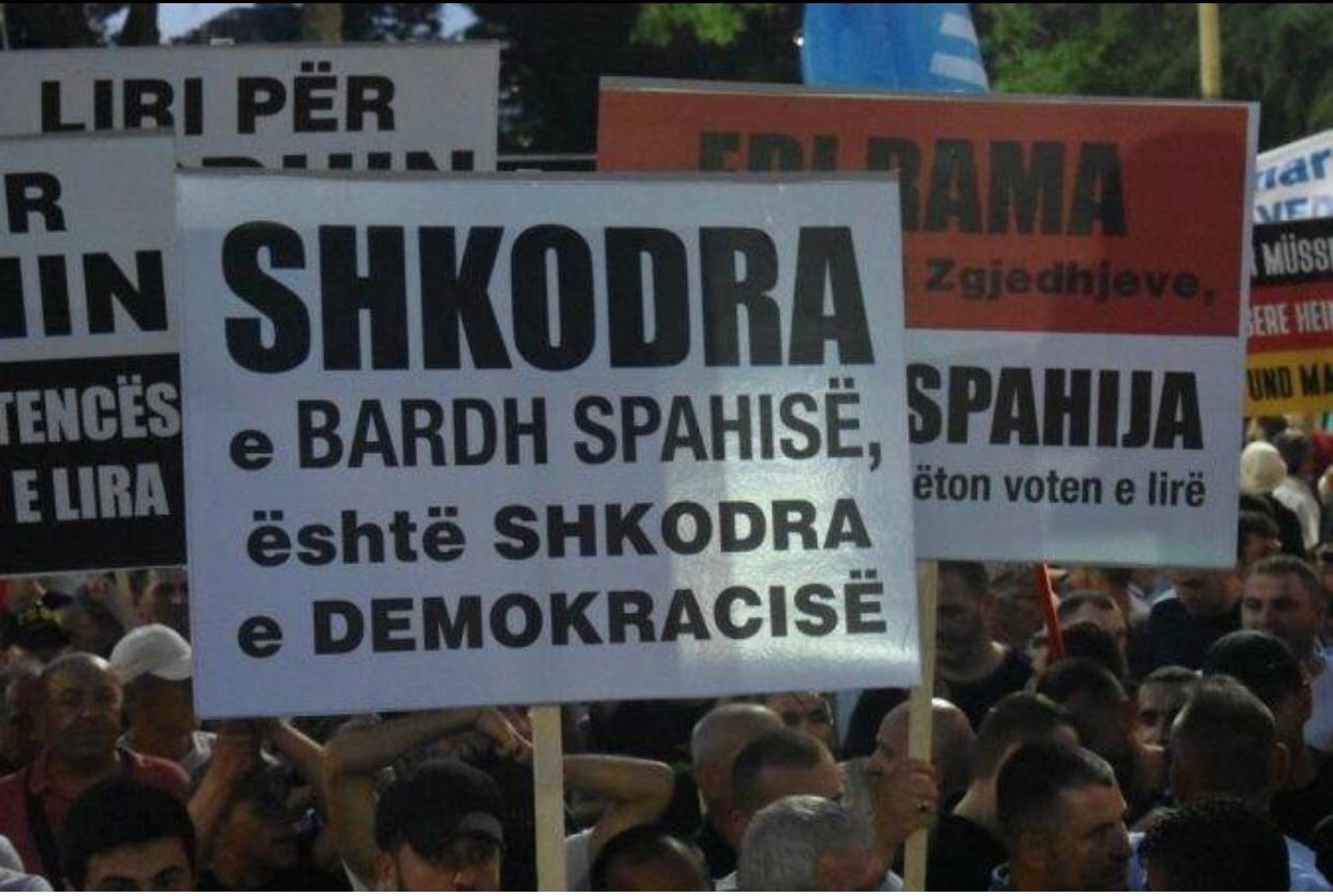 “Kjo qeveri është makineri ferri”, reagimi i fortë i Këlliçit: Lironi Bardh Spahinë