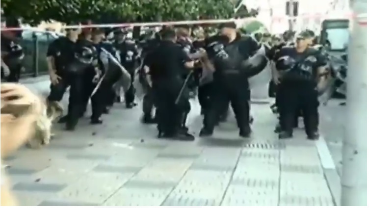 VIDEO/ Shkodra në shtetrrethim, Rama shkon me ushtri me vete, qytetarët i bllokojnë rrugën