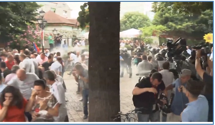 VIDEO/ Tension në Shkodër, policia sulmon qytetarët, dy gra pa ndjenja pas përdorimit te sprayt