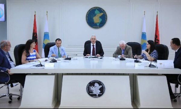 Çudira shqiptare, votuesit kanë si qendër banimi një lulishte