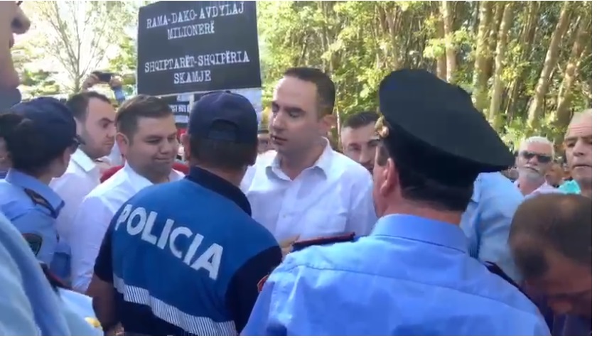 VIDEO/ Edhe Korça në protestë, qytetarët i bllokojnë rrugën Ramës
