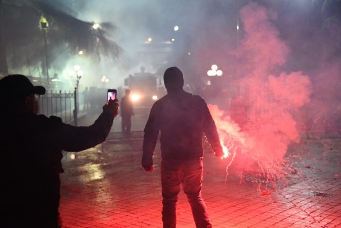 Fishekzjarre, gaz lotsjellës, gjak… këto janë pamjet e protestës përballë parlamentit