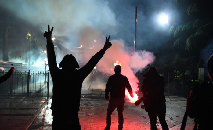 Fishekzjarre, gaz lotsjellës, gjak… këto janë pamjet e protestës përballë parlamentit
