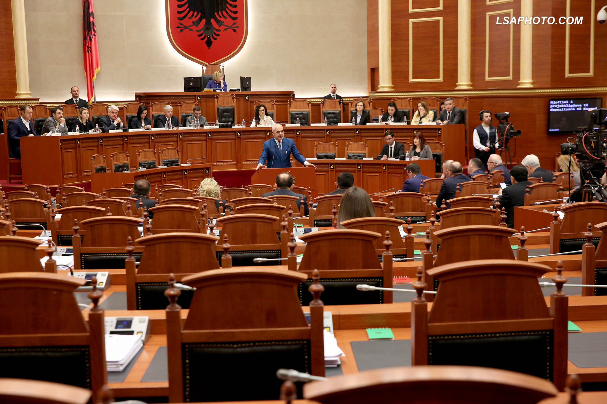 Publikohen emrat e deputetëve që kanë firmosur për shkarkimin e Metës, mungon Rama