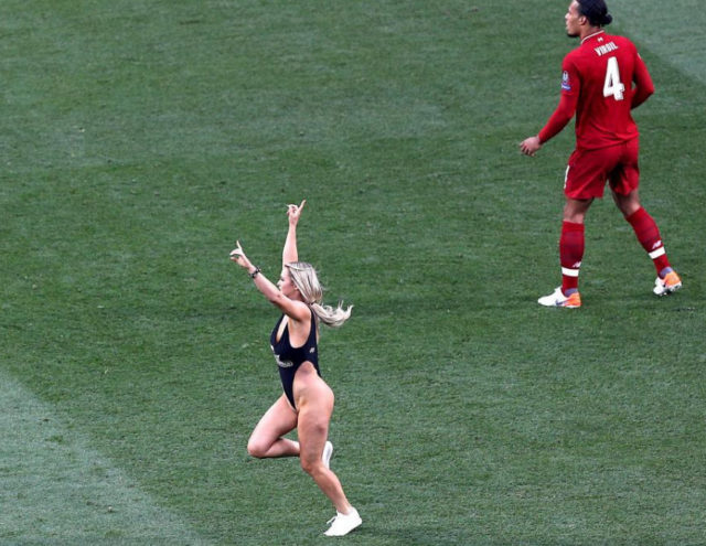 VIDEO/Nëse e keni humbur spektaklin gjatë finales, tifozja “bombastike” hyn në fushë dhe çmend të gjithë