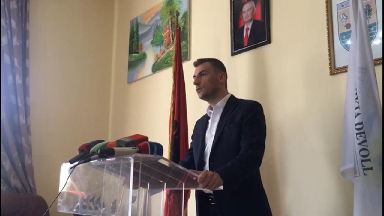 Policia terrorizon familjen e kryetarit të Bashkisë Devoll, arreston vëllain e tij në 3 të mëngjesit