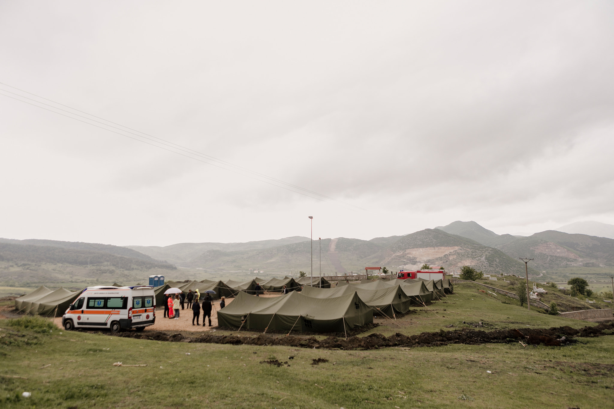 FOTO/Banorët në qiell të hapur pas tërmeteve, Erion Isai i viziton dhe nuk ngurron t’iu hajë petullat
