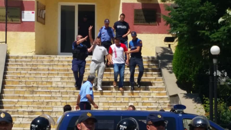 FOTO/Lihen në burg tre protestues, qytetarët kundër vendimit: Tropoja do qëndrojë