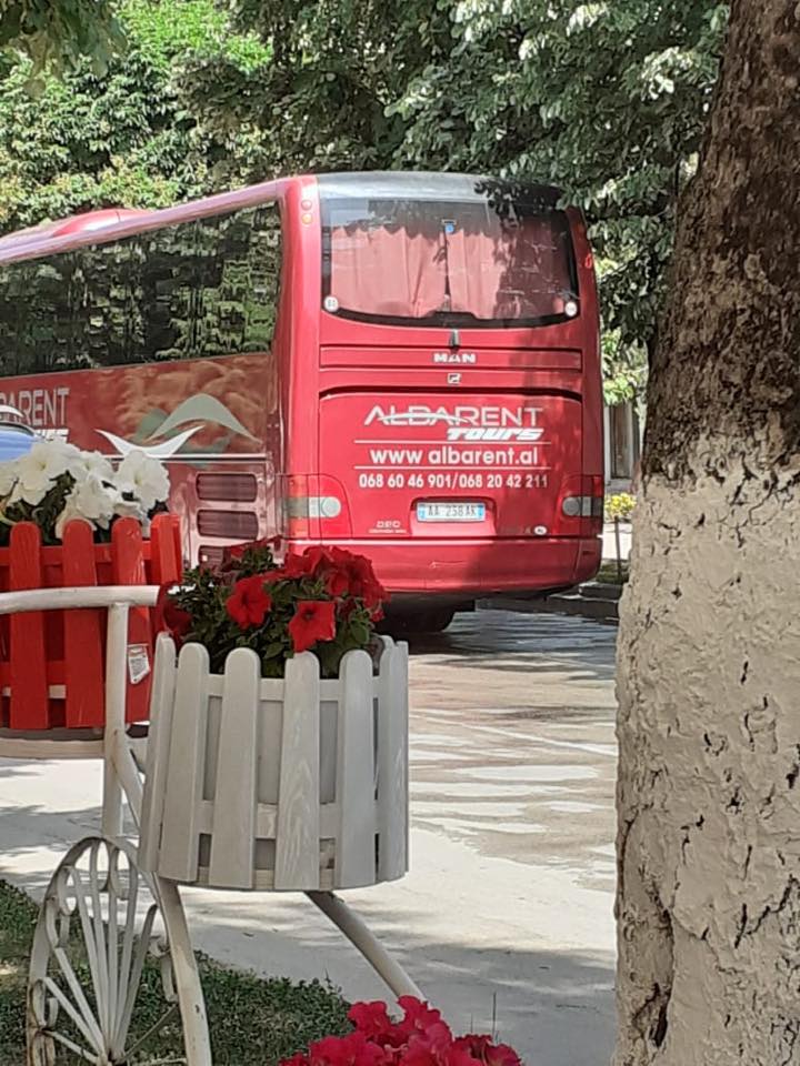 VIDEO/Zbulohen mesazhet private, kryebashkiaku: Sillni 4 vetë për familje, merruni me ata që nuk vijnë