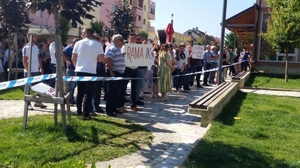 FOTO/Lihen në burg tre protestues, qytetarët kundër vendimit: Tropoja do qëndrojë
