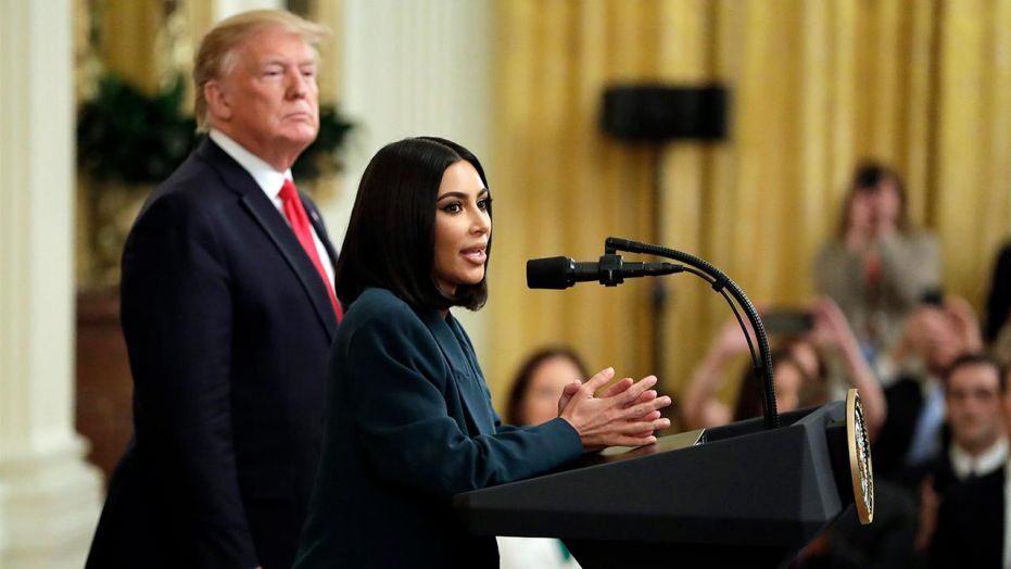 FOTO/Trump nuk ia heq sytë gjatë vizitës në Shtëpinë e Bardhë, Kim Kardashian mbështet fort nismën e tij