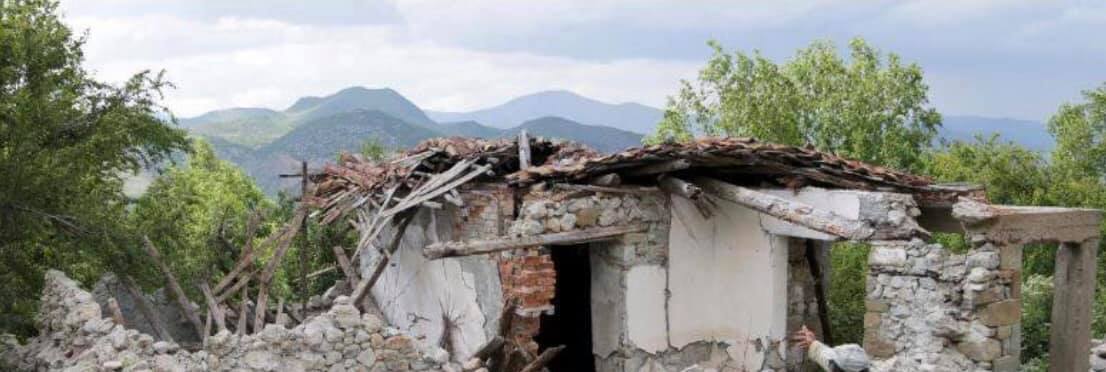 FOTO-GALERI/Tërmeti në Korçë iu shkatërroi shtëpitë, banorët në qiell të hapur