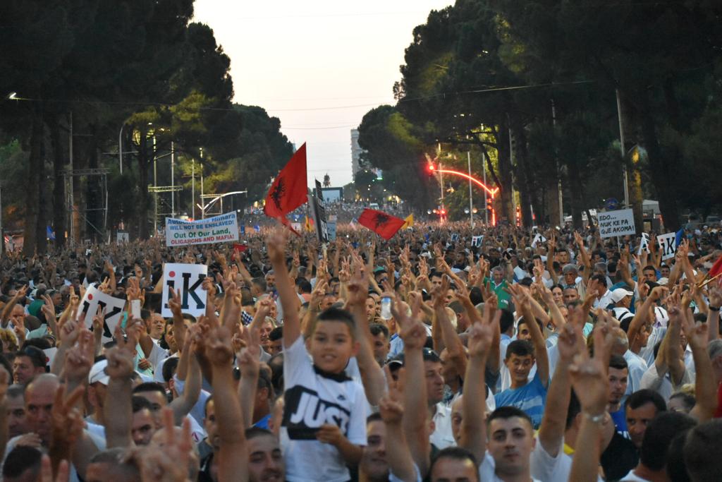 Recitohet poezia ‘Hakerrim’ e Ali Asllanit ne proteste, lexoni vargjet plot revolte