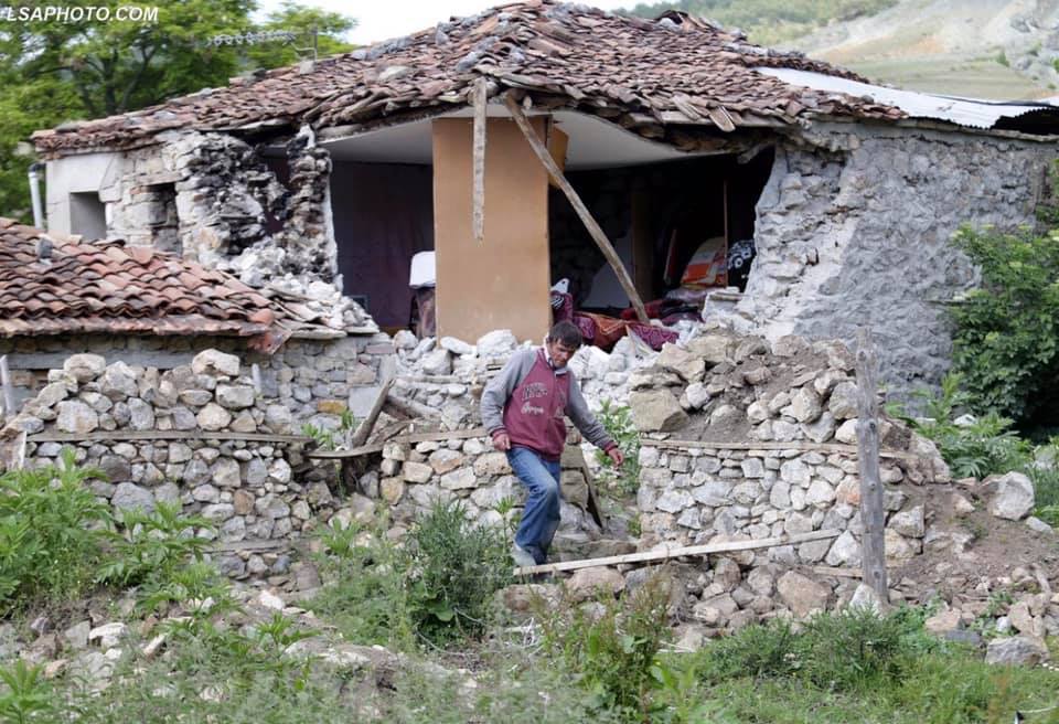 FOTO-GALERI/Tërmeti në Korçë iu shkatërroi shtëpitë, banorët në qiell të hapur
