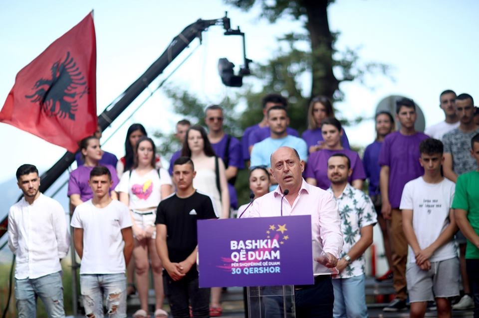 Rama trukon fotot e Finiqit ne postimin e tij ne rrjetet sociale