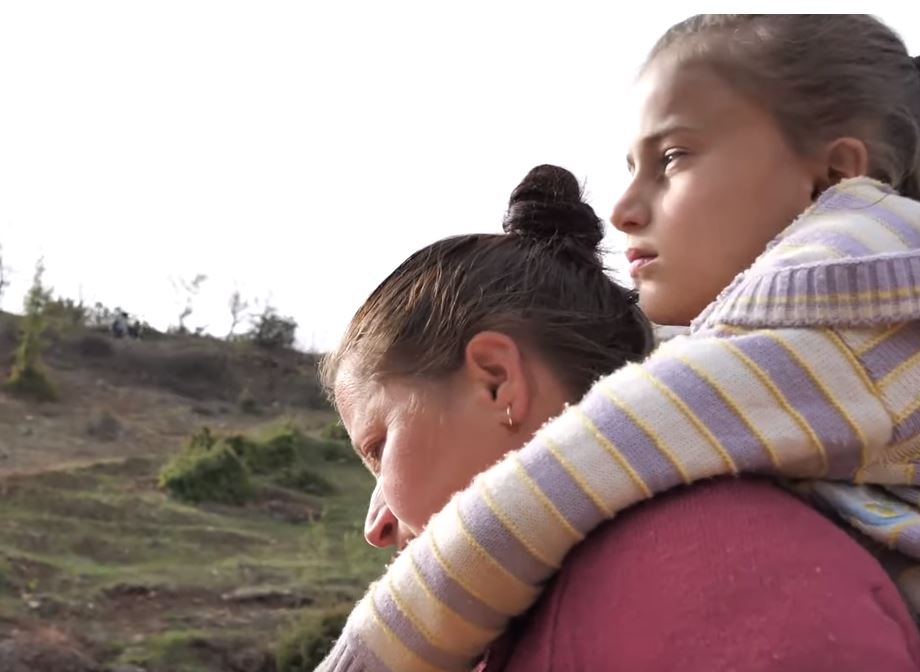 Nëna e mban mbi shpinë çdo ditë për ta çuar në shkollë, vajza e paralizuar më e mira e klasës