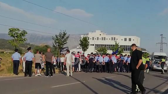 Protestuesit i zene prite Rames ne Gjirokaster, perleshje me policine