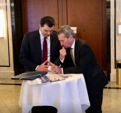 FOTO/Basha takon komisionerin e BE në Berlin, zbardhet biseda mes tyre