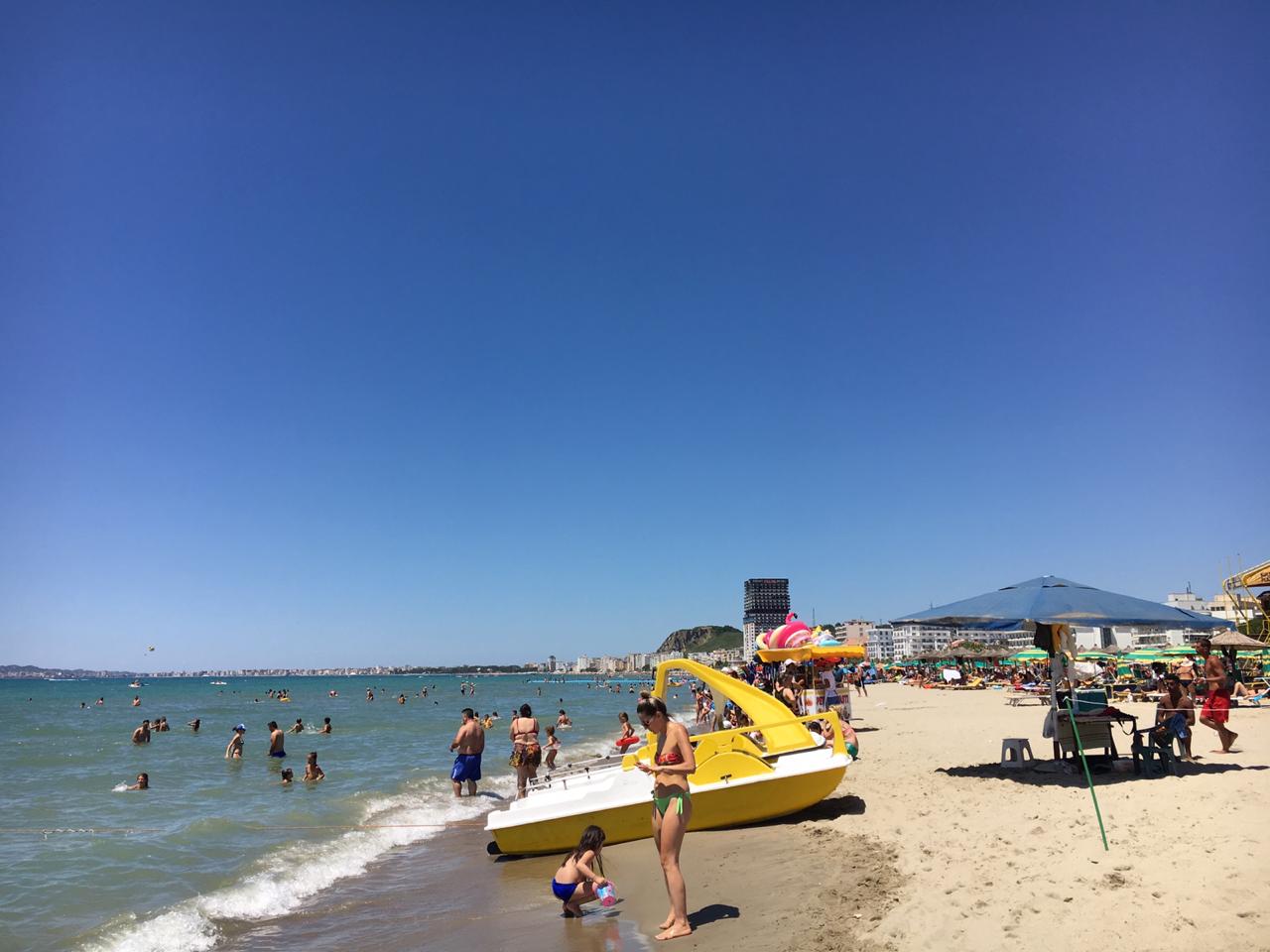 Plazhi i Durresit plot, bojkotuan votimet me kenaqesi