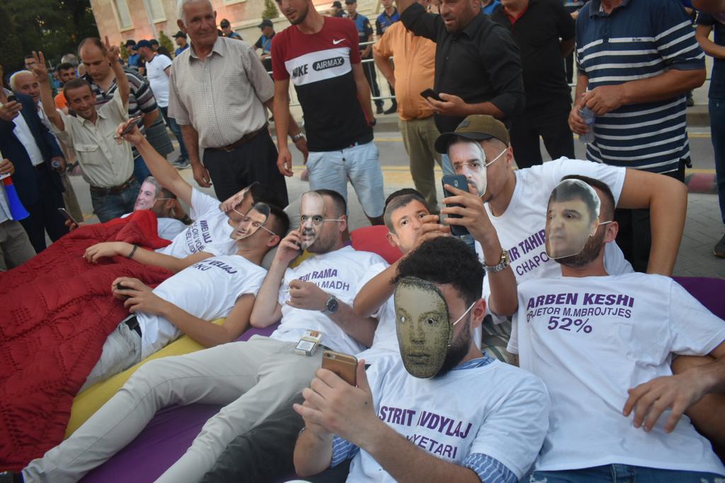 Supriza qe po ndez protesten, ne megafone pergjimet e vjedhjes se votave