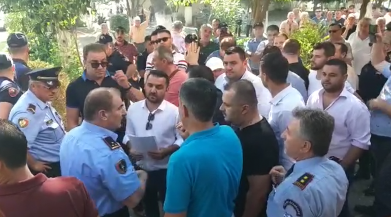 Protesta dhe në Kavajë, Bashkia: Të hiqen materialet zgjedhore, afat deri në orën 16:00