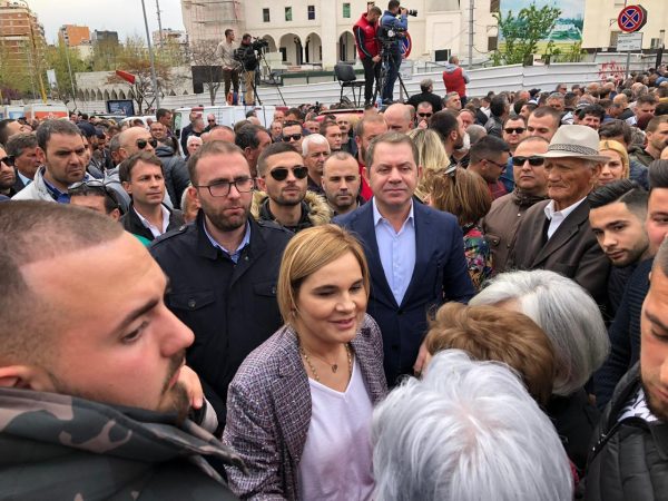 Kryemadhi për protestën e nesërme: Nuk do djegim godina shtetërore, do rrëzojmë Ramën