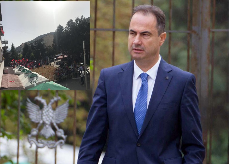 FOTO/ Rama ‘dështon’ me takimin në Prrenjas, ish-deputeti: “Budallai i fshatit” me karrige në brez