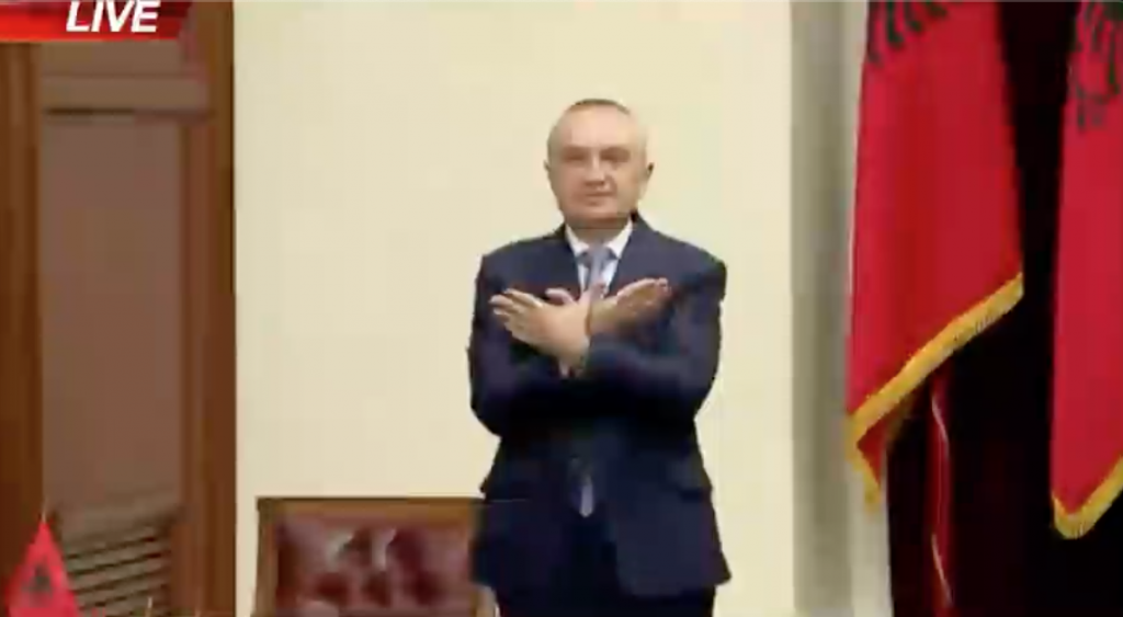 FOTO/Presidenti Meta firmos LIVE anulimin e zgjedhjeve dhe bën shqiponjën