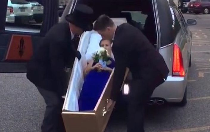 VIDEO/Dhe këtë nuk e kishim parë, vajza shkon me arkivol në mbrëmjen e maturës