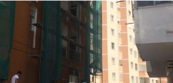 Bie nga skela, vdes në vend punëtori në Lezhë