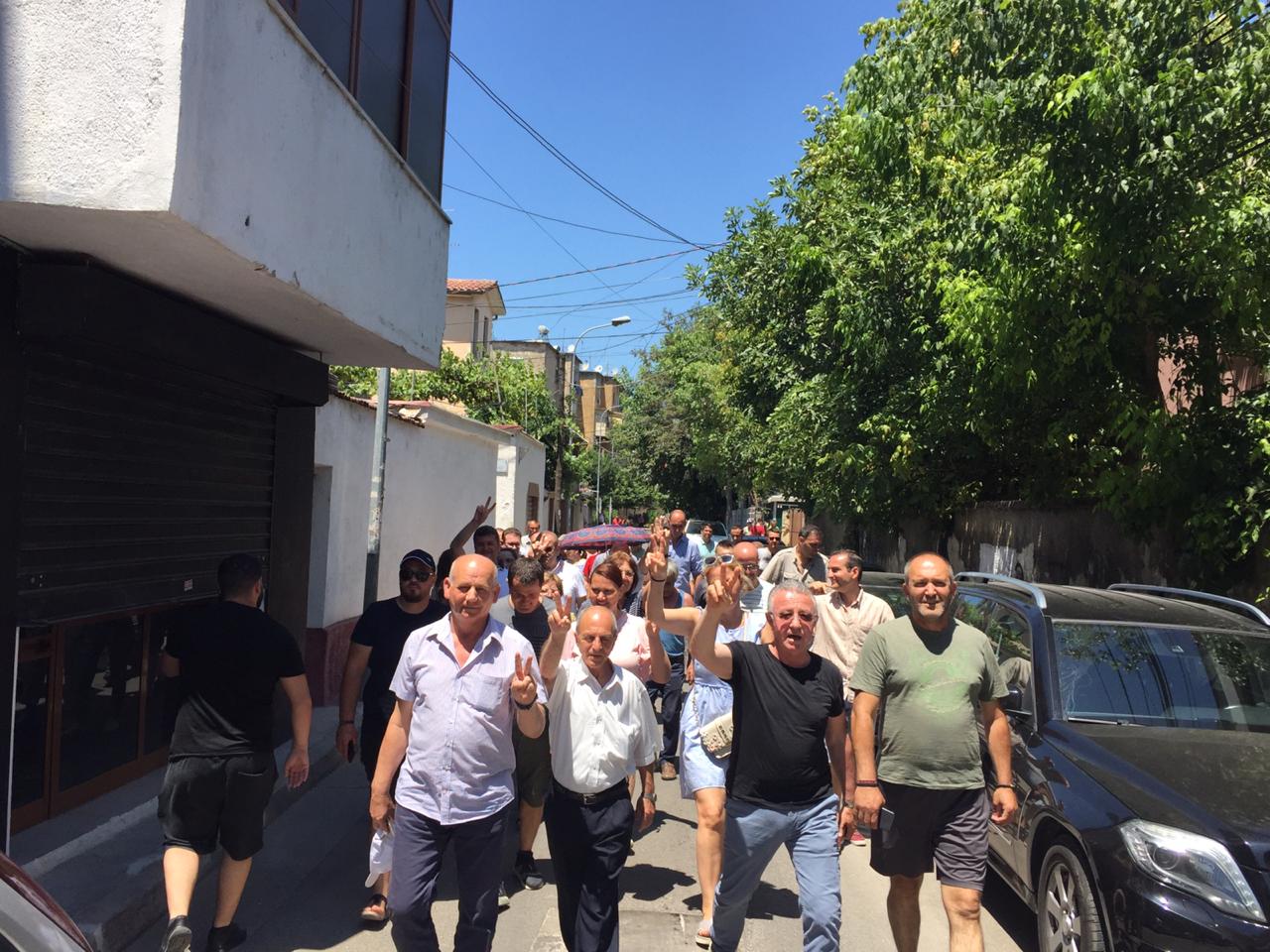 Protestë dhe në Tiranë, qytetarët mblidhen pranë qendrave të votimit