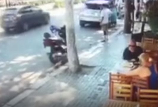 Makina vjen si plumb dhe merr përpara këmbësorët! Dalin pamjet e frikshme të aksidentit në Tiranë