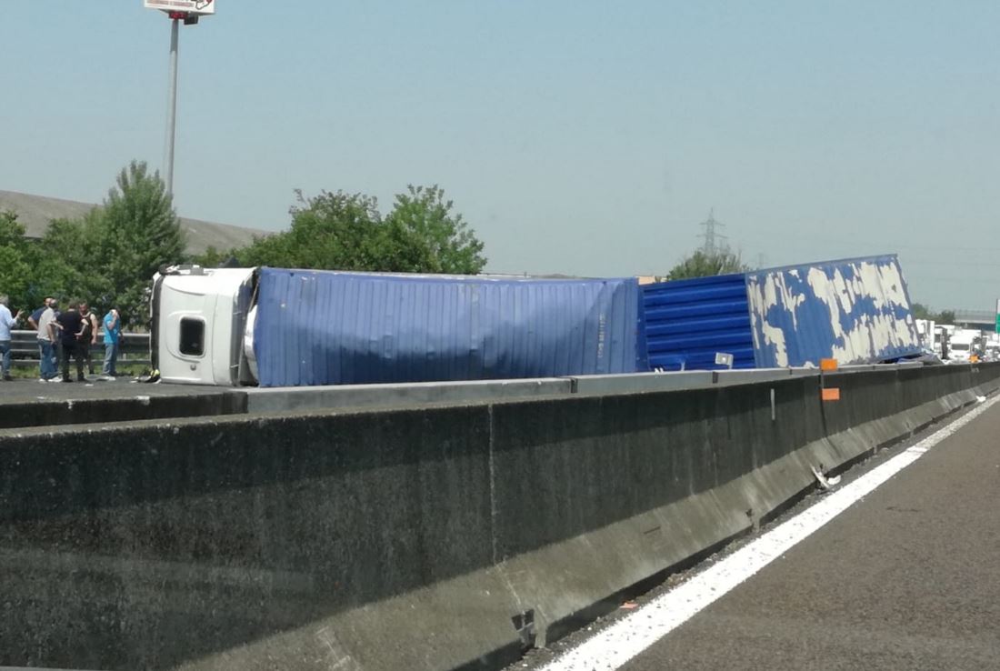 Përmbyset kamioni në mes të autostradës, humb jetën shqiptari