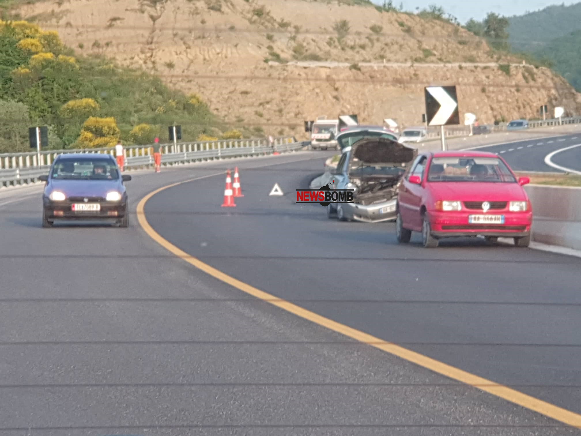 Aksident në autostradën Tiranë – Elbasan, makina bëhet copash