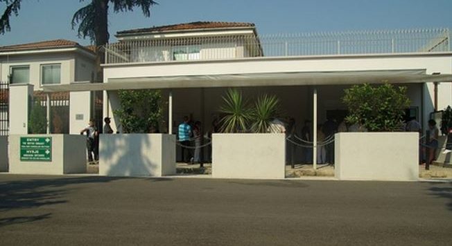 Nje pako postare nga India trondit ambasaden britanike ne Tirane