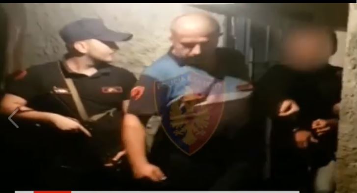 VIDEO/I dehur qëllon me breshëri arme, policia ndalon lezhianin