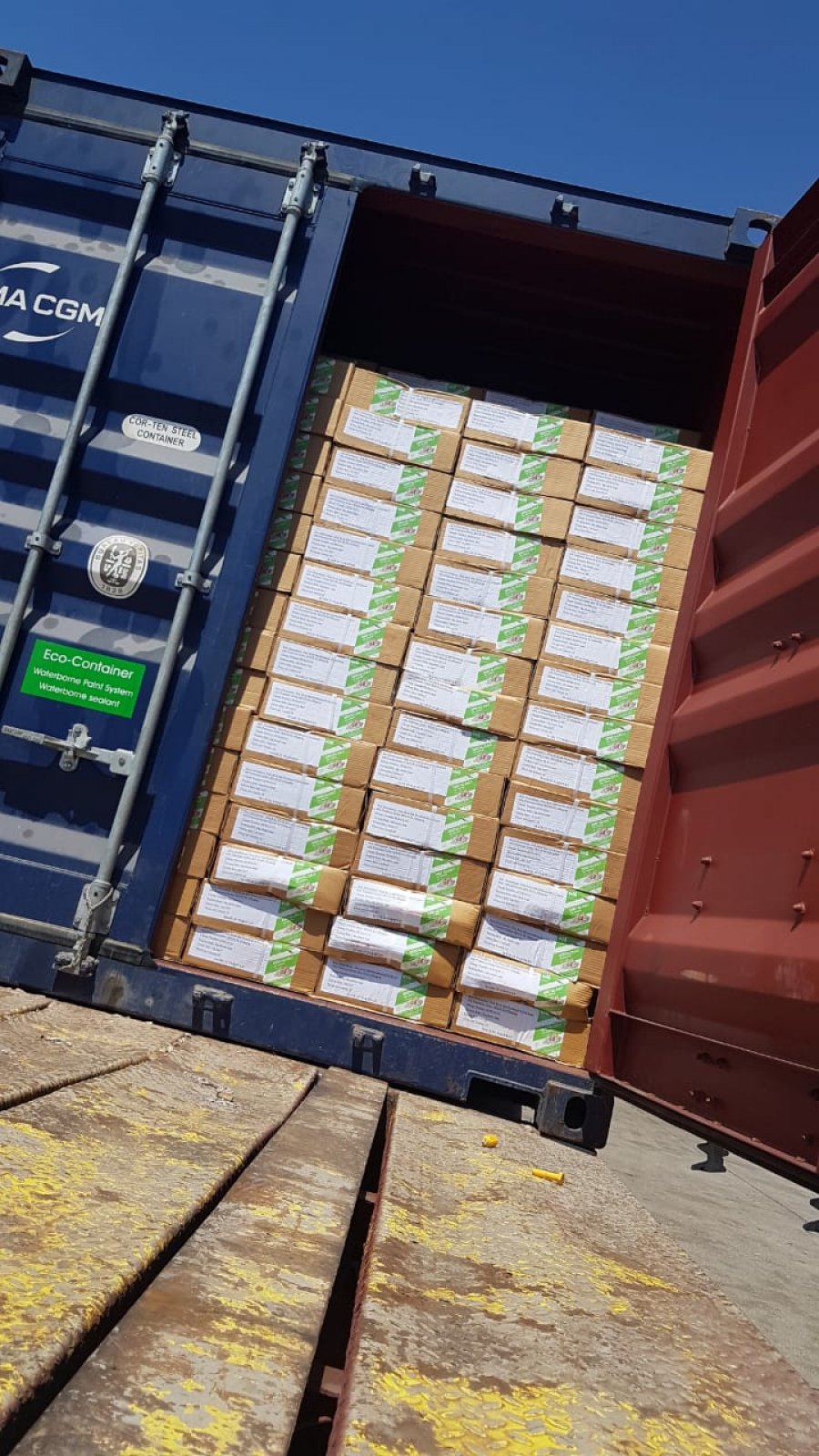 FOTO/AKU bllokon dhjetra ton lëngje frutash, vinte nga Serbia