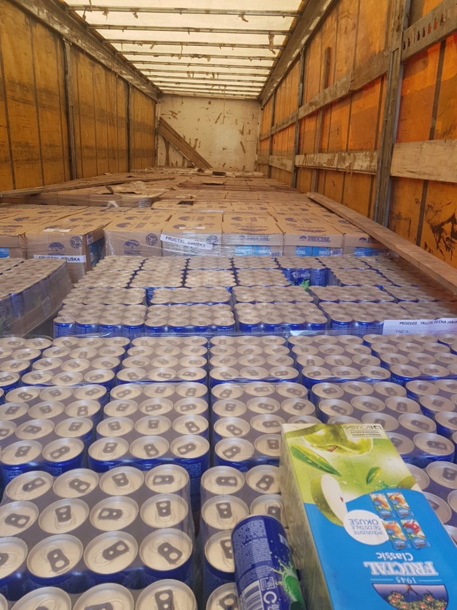 FOTO/AKU bllokon dhjetra ton lëngje frutash, vinte nga Serbia