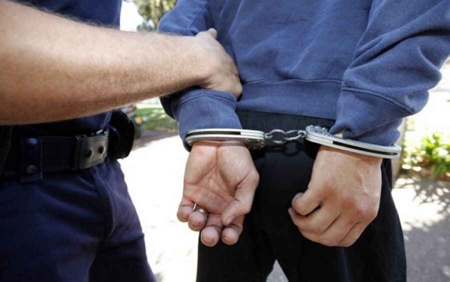 Njihuni me dy policët dhe avokatin që u zhvatnin para qytetarëve