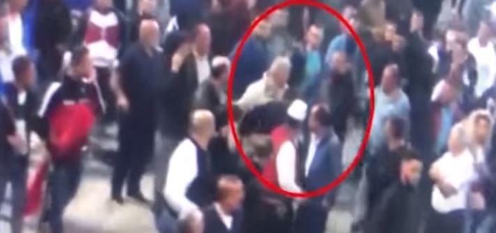 Goditi me shufër babë e bir në protestë, gjykata ndëshkon agresorin