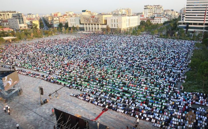 Besimtarët myslimanë falin namazin e Fitër Bajramit, mesazhi i kreut të KMSH